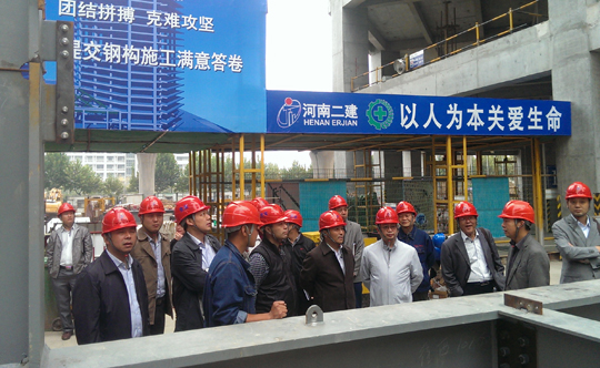 董事长黄道元等买球(中国)领导视察钢连廊地面拼装施工现场
