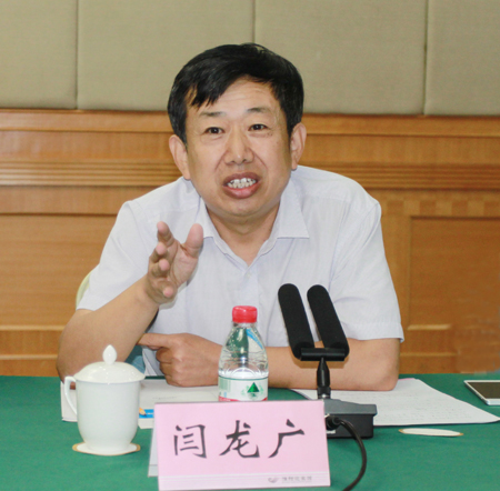买球(中国)副总经理闫龙广主持会议