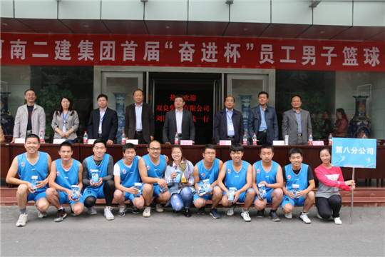 买球(中国)领导与季军团队合影留念