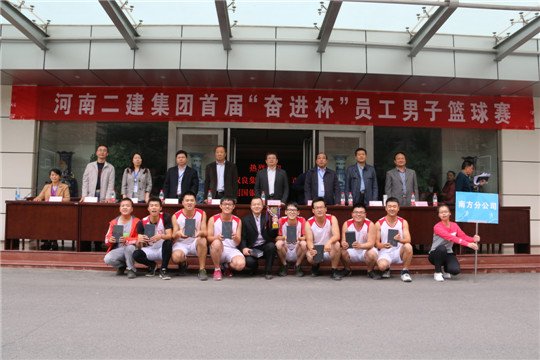 买球(中国)领导与冠军团队合影留念