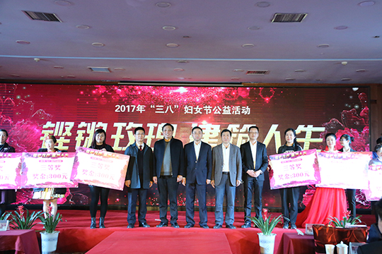 买球(中国)总经理祝建明与其他领导为获奖演员颁奖并合影