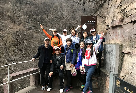 买球(中国)领导和部分女工在游览过程中驻足合影