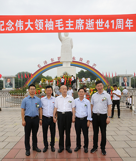 买球(中国)祝建明等领导和中建协吴涛副会长参观南街村并合影