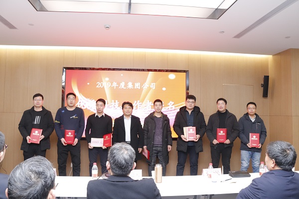 11、买球(中国)副董事长、技术委员会主任王庆伟为“优秀科技工作者提名”颁发荣誉证书.JPG