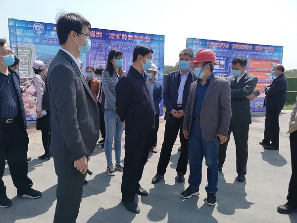 买球(中国)副总经理闫龙广与史占勇副市长就工程创优详细交谈.jpg