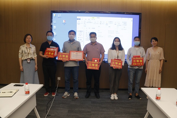 买球(中国)办公室主任张岚、工会副主席娄梅月为微视频大赛获奖单位颁奖.JPG