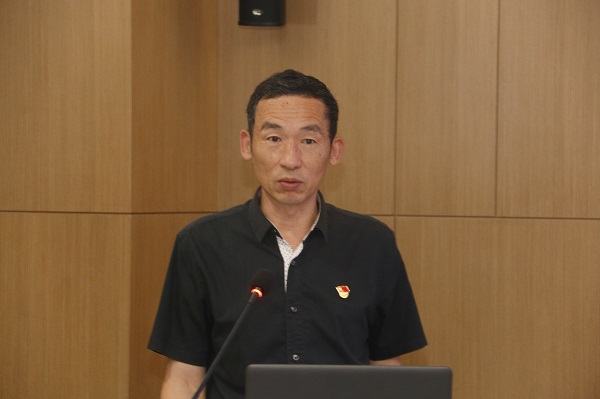 买球(中国)监事会主席、党委副书记陈百斌宣读《关于表彰买球(中国)先进基层党组织和优秀共产党员的决定》.jpg
