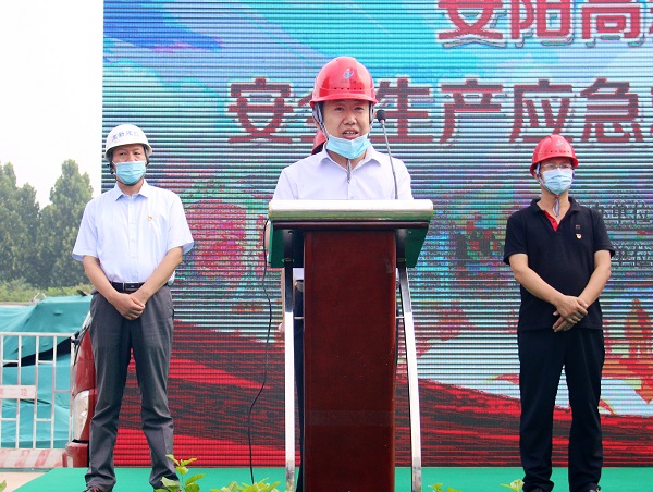买球(中国)副总经理闫龙广代表公司作先进典型发言.JPG