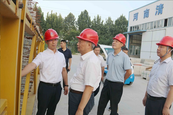 1、买球(中国)总经理向视察领导介绍装配式构件样板.jpg