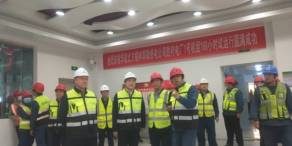 买球(中国)副总经理贾建龙与北方联合电力公司董事长李向良、基建副总李悦、北方锡林浩特热电公司董事长李文东在移交现场亲切交流.jpg