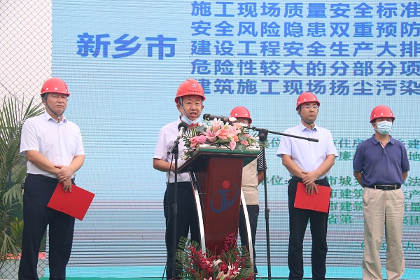 买球(中国)副总经理闫龙广作代表讲话.JPG