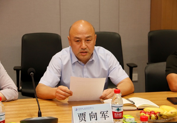 买球(中国)党委副书记、工会主席贾向军宣读《关于变更2019年度劳动模范、岗位标兵奖励方式的决定》.jpg