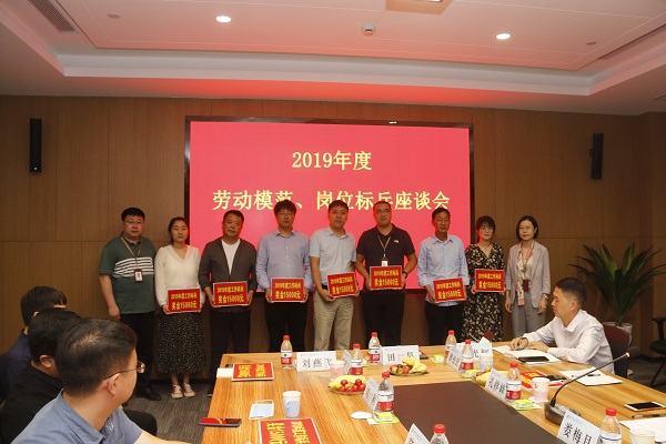 买球(中国)人力资源总监张浩敏、总经理助理张岚为2019年度岗位标兵代表颁奖.JPG