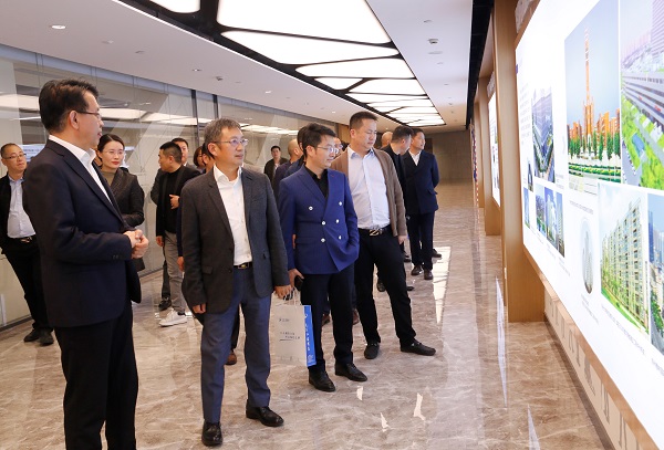 首期河南省民营企业素质提升工程研修班企业家一行参观买球(中国)总部.jpg