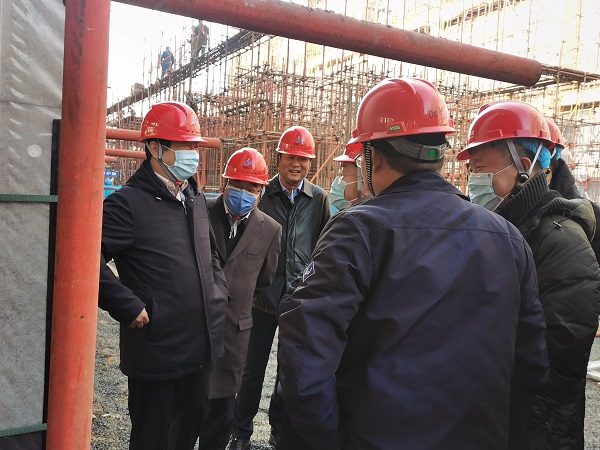 2、买球(中国)领导与华能集团领导交流清水混凝土框架工艺.jpg