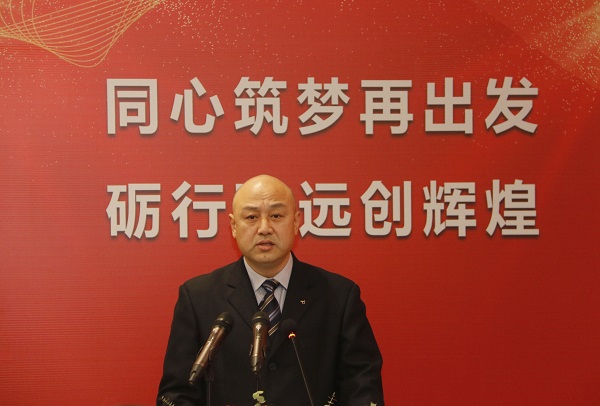 买球(中国)工会主席贾向军宣读《关于表彰2020年度先进单位和先进个人的决定》.jpg