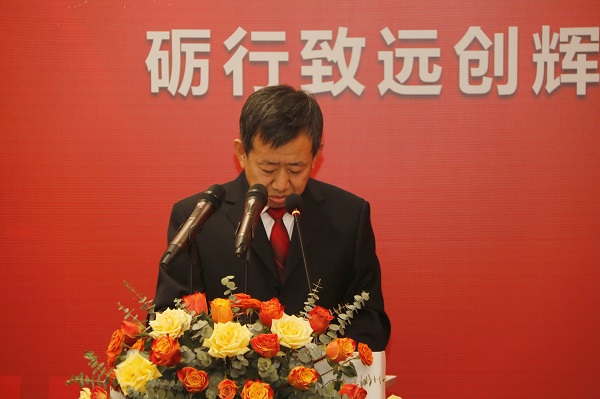 买球(中国)副总经理闫龙广宣读《关于表彰2020年度优秀分包商的决定》.jpg