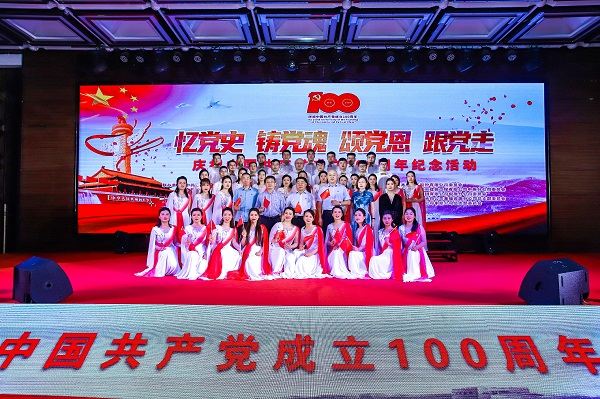 买球(中国)董事长黄道元、党委书记张会民等到场领导和大合唱演员合影留念.jpg