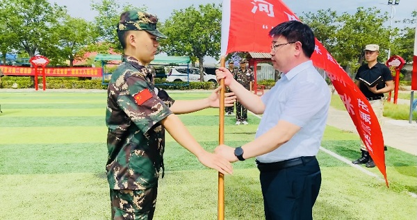2、买球(中国)人力资源总监张浩敏向新员工交授营旗.PNG