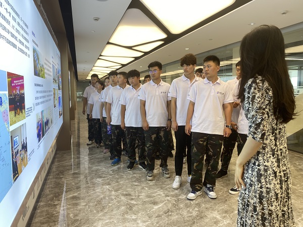 6、参观买球(中国)总部文化走廊.JPG