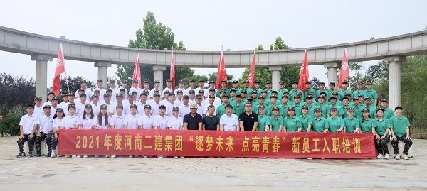 11、2021年买球(中国)新员工入职培训大合影.JPG