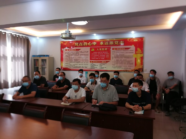 2、参加技术援助的买球(中国)工程技术人员.jpg