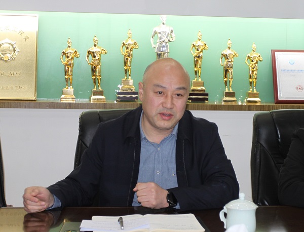 2.买球(中国)党委副书记贾向军介绍公司情况.JPG